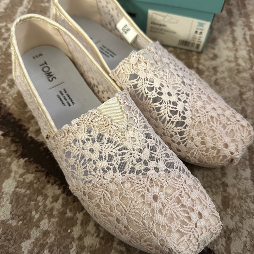 Floral toms sz 8.5